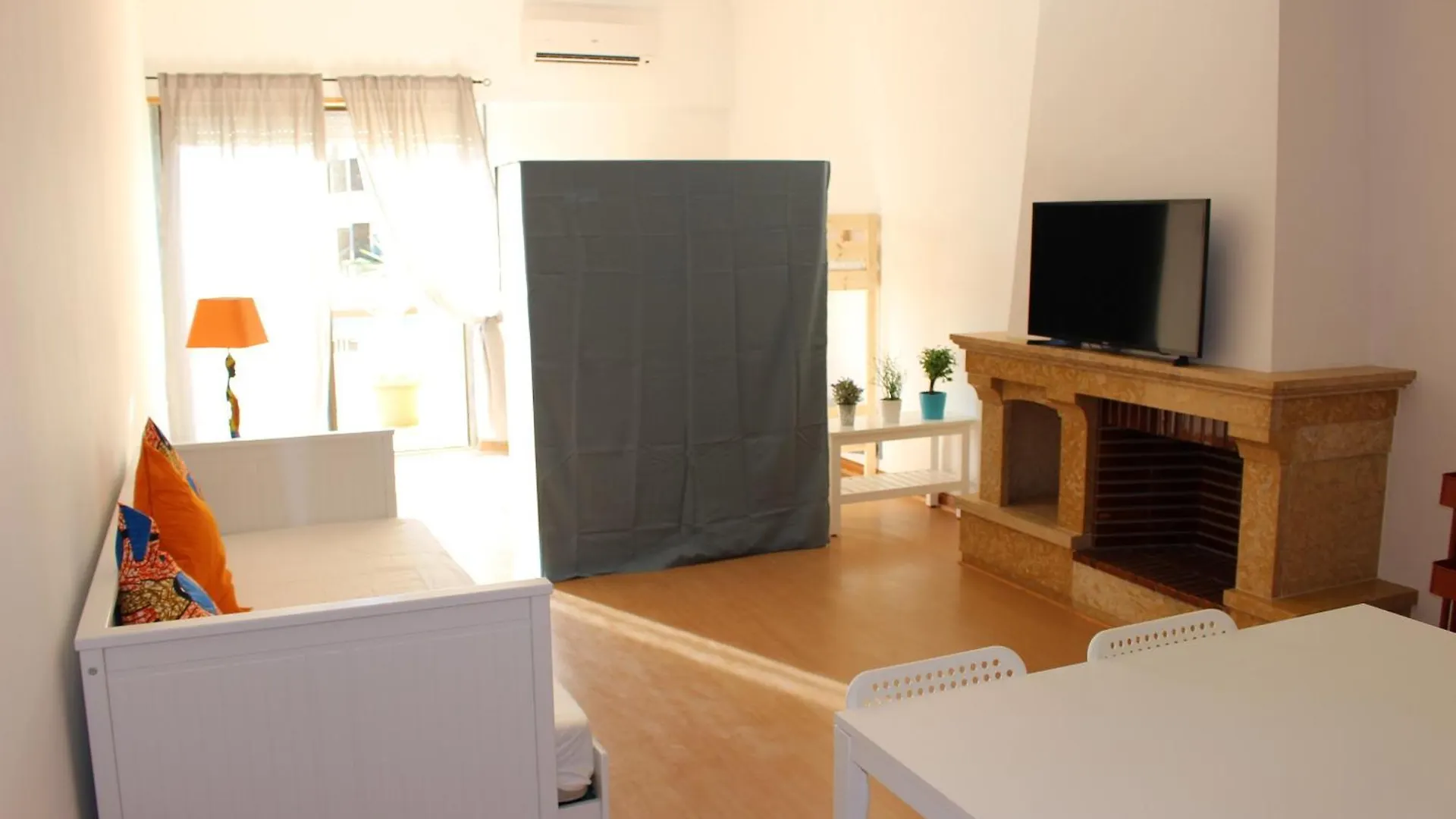 Kubata Hill Hostel Parede 0*,  Portugal