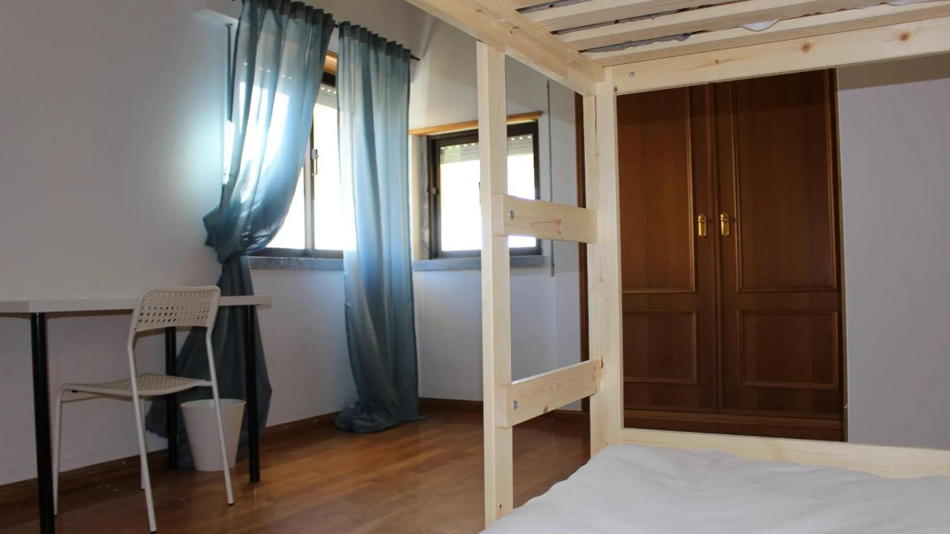 Kubata Hill Hostel Parede