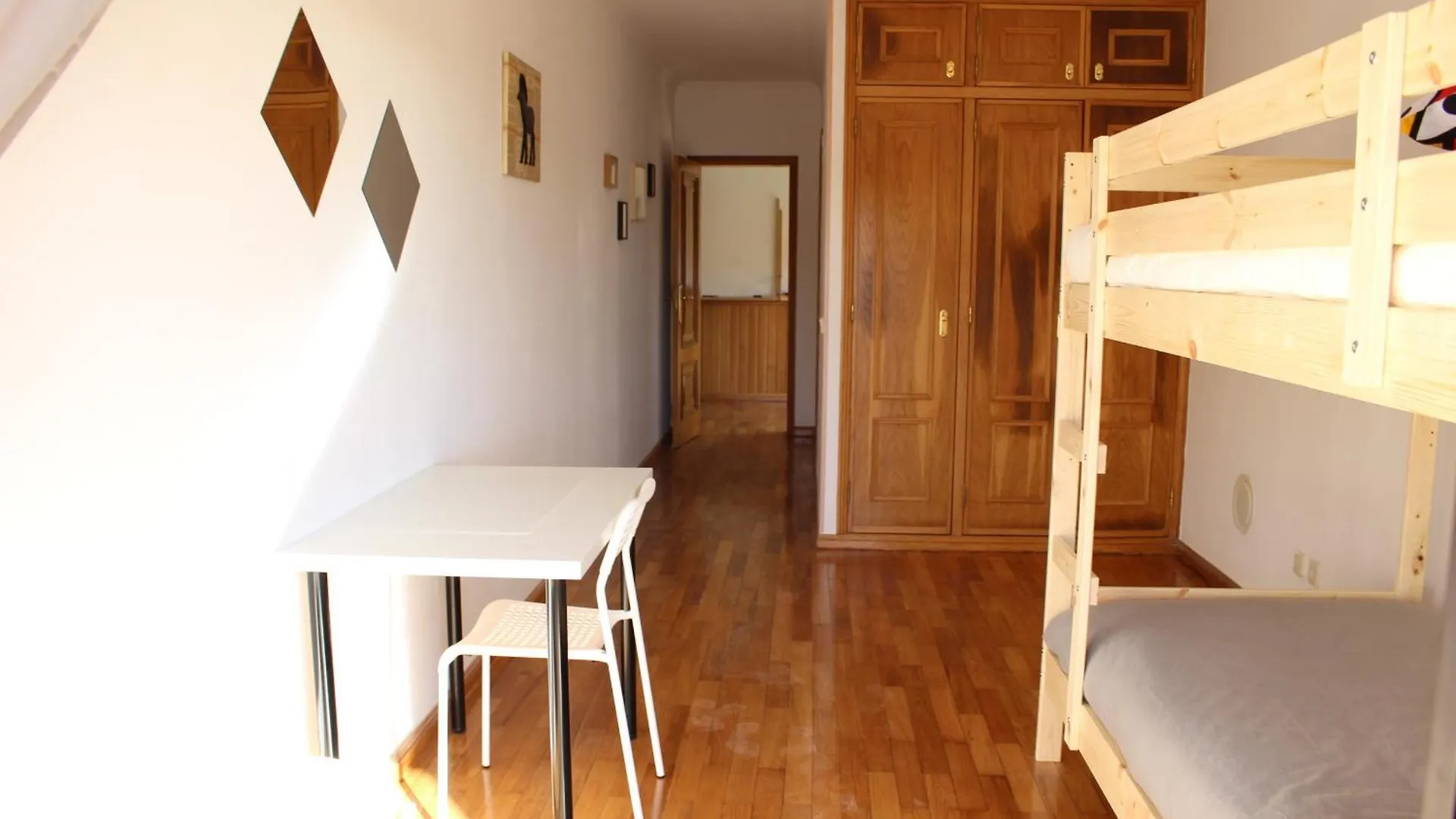 Kubata Hill Hostel Parede Portugal